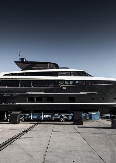 NL32.025 Van der Valk Wim Guido de Groot Design Raised Pilothouse dutch motor yacht 01