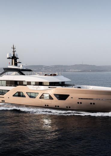 NL60.006 Amels Damen Yachting espen oeino international Limited Edition dutch motor yacht 01